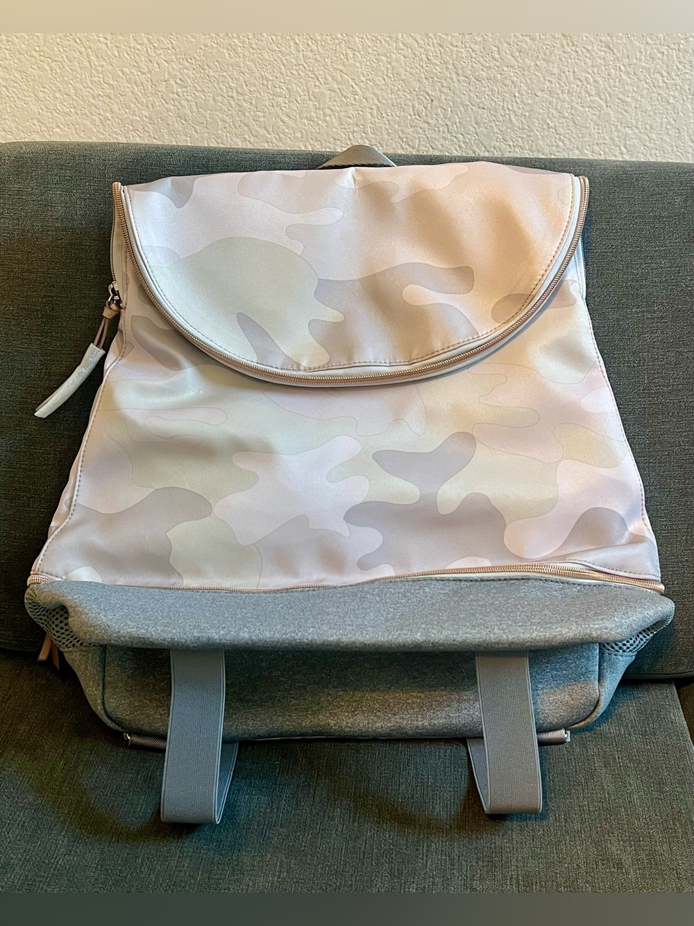 Stella & Dot Crush It Backpack Blush Camo NEW Carry On Diaper Bag Yoga Straps - Picture 5 of 13